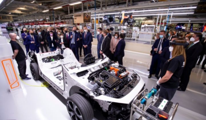 Spain's prime minister and king join Volkswagen's chairman at the Seat factory targeted for a multibillion-euro government investment into electric vehicles and batteries. (Credit: Seat)