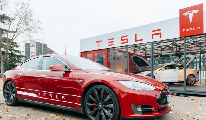Tesla Faces Slow Deliveries, as Musk Touts the Model 3
