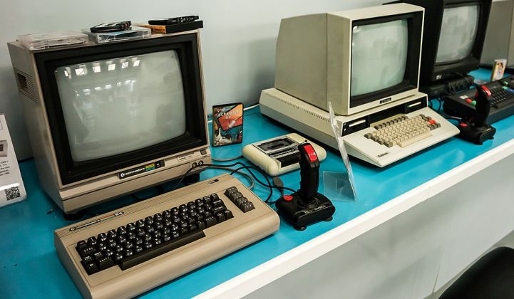 The early personal computing industry transitioned from vertically integrated to horizontal and specialized.